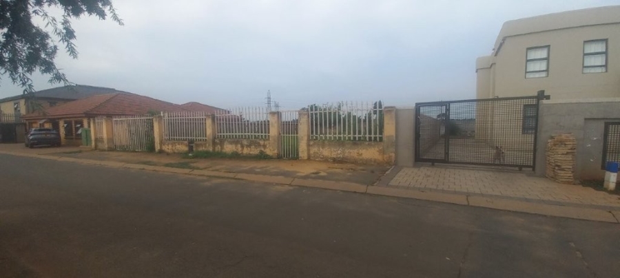 Commercial Property for Sale in Lenasia Ext 13 Gauteng