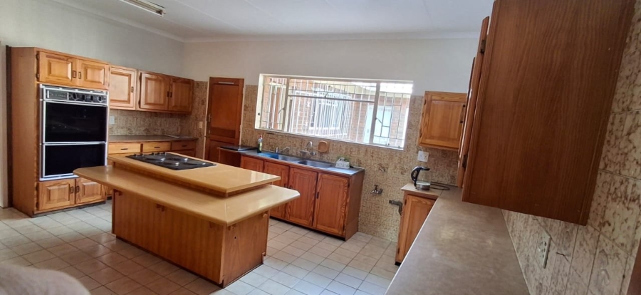 5 Bedroom Property for Sale in Florauna Gauteng