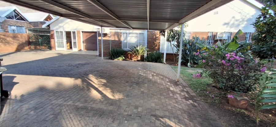5 Bedroom Property for Sale in Florauna Gauteng