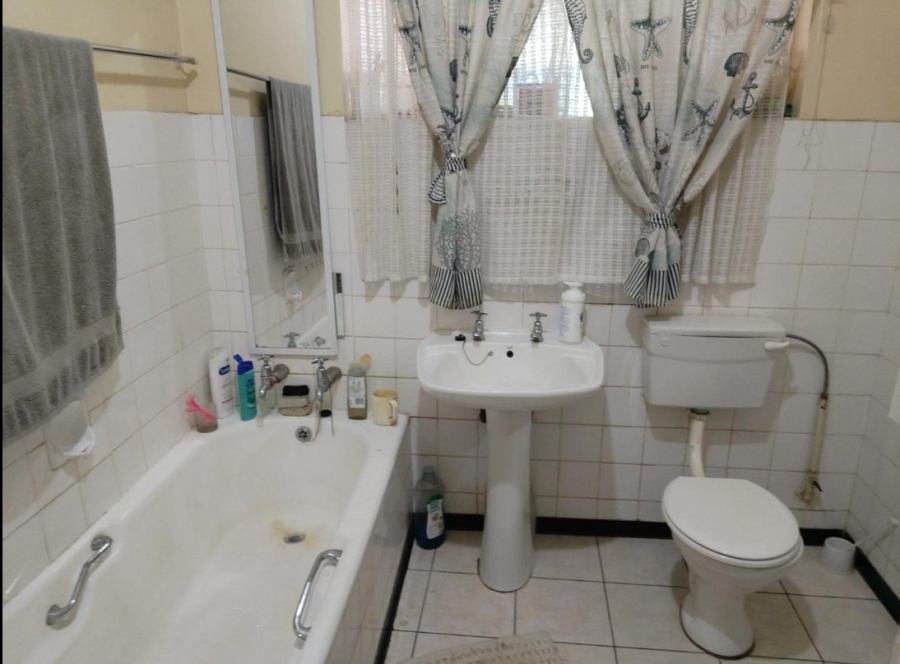  Bedroom Property for Sale in Mountain View Gauteng