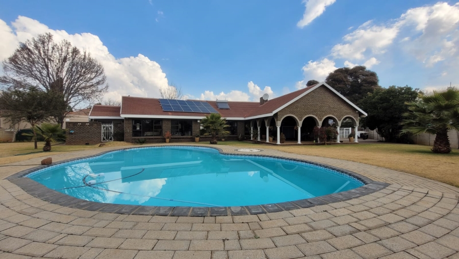 5 Bedroom Property for Sale in Three Rivers East Gauteng