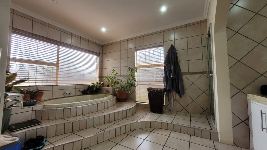 5 Bedroom Property for Sale in Three Rivers East Gauteng