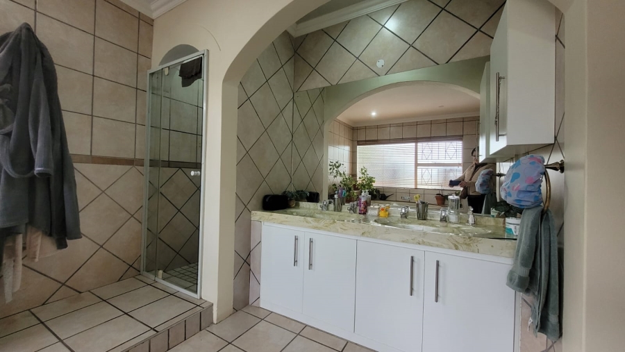 5 Bedroom Property for Sale in Three Rivers East Gauteng