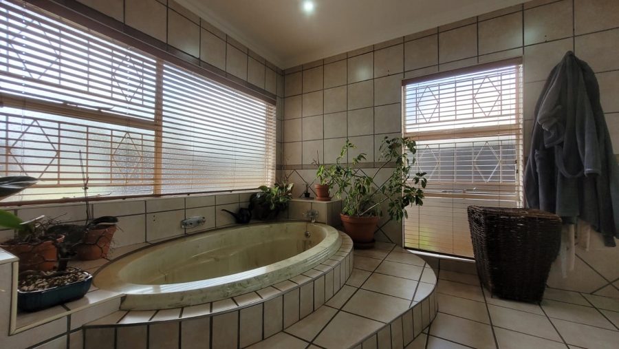 5 Bedroom Property for Sale in Three Rivers East Gauteng