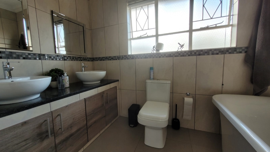 5 Bedroom Property for Sale in Three Rivers East Gauteng