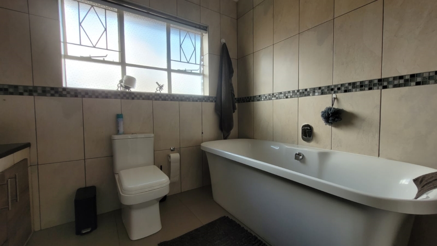 5 Bedroom Property for Sale in Three Rivers East Gauteng