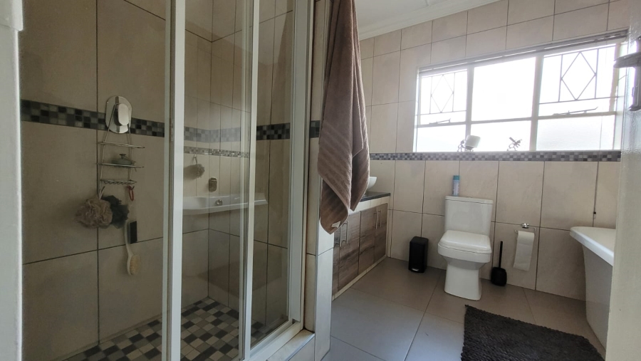 5 Bedroom Property for Sale in Three Rivers East Gauteng