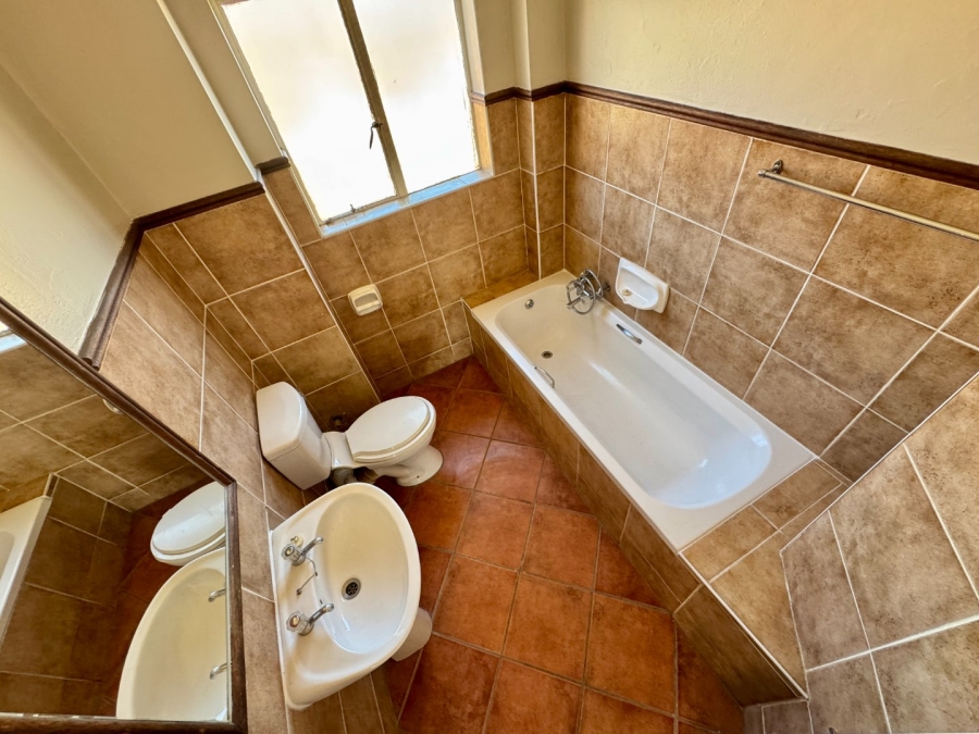 3 Bedroom Property for Sale in Die Hoewes Gauteng