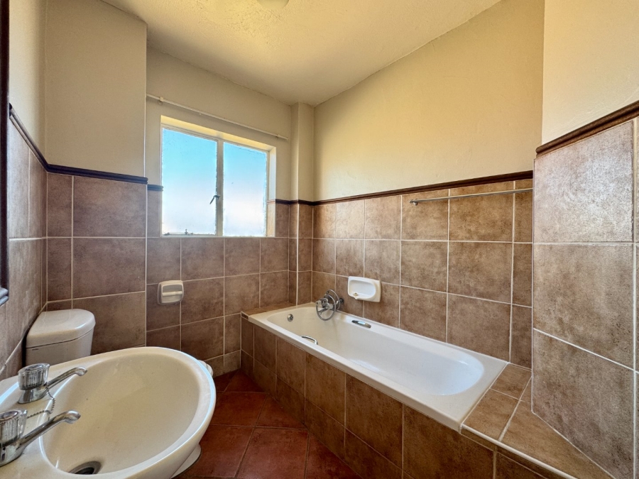 3 Bedroom Property for Sale in Die Hoewes Gauteng