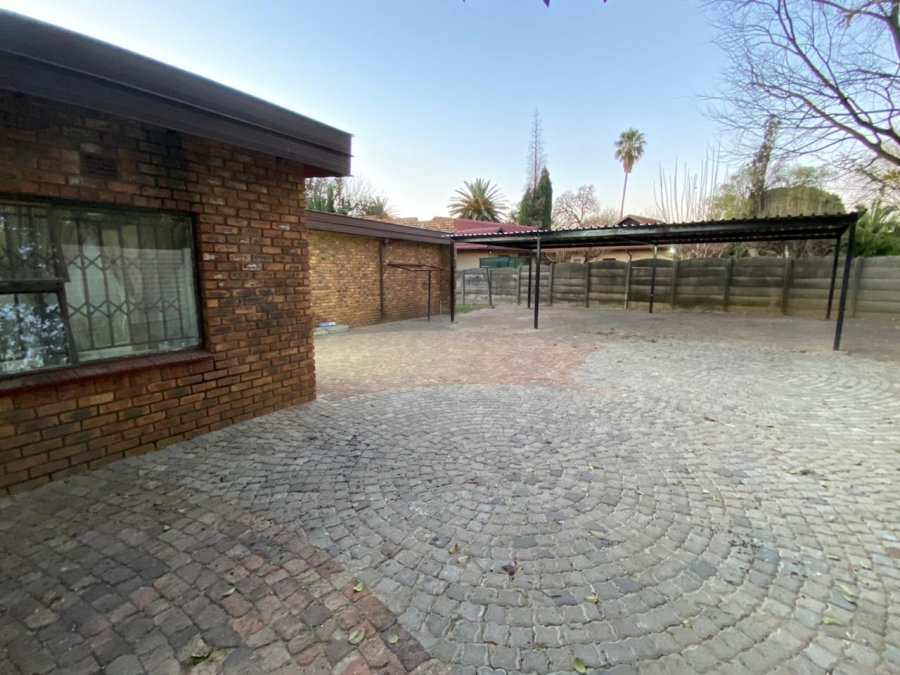 4 Bedroom Property for Sale in Crystal Park Gauteng