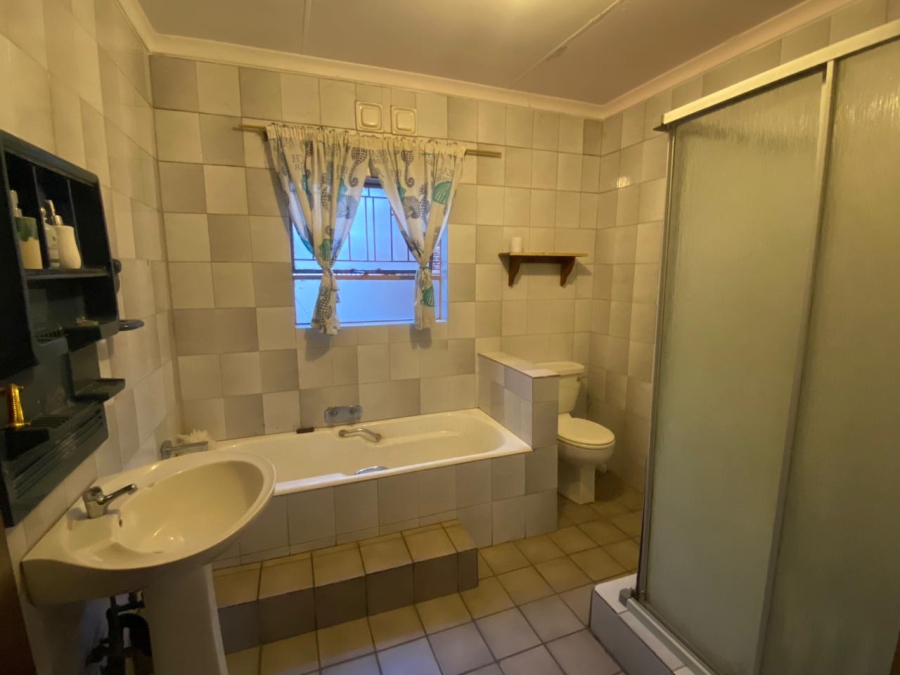 4 Bedroom Property for Sale in Crystal Park Gauteng