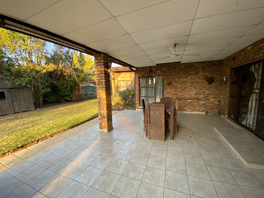 4 Bedroom Property for Sale in Crystal Park Gauteng