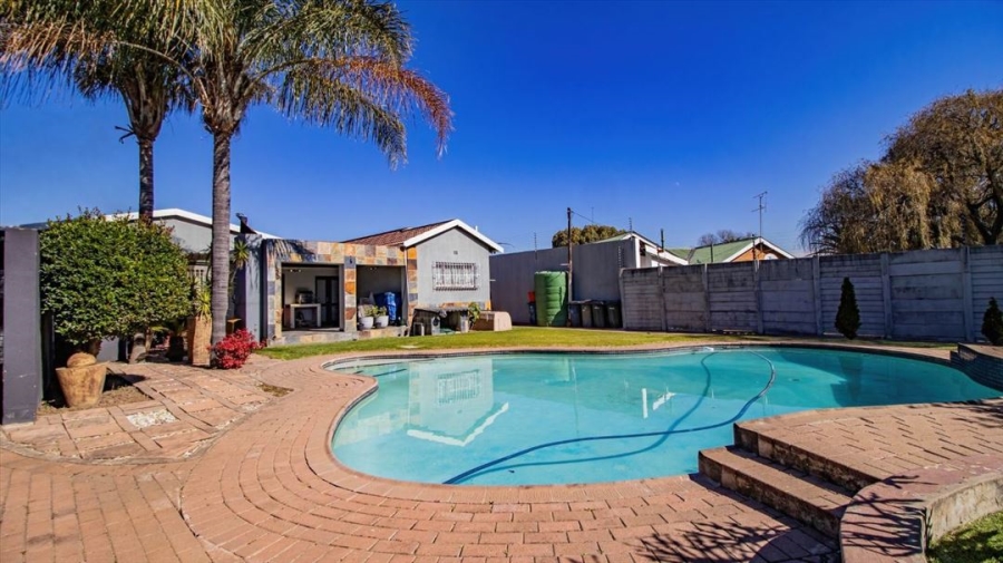 7 Bedroom Property for Sale in Kempton Park Ext 4 Gauteng
