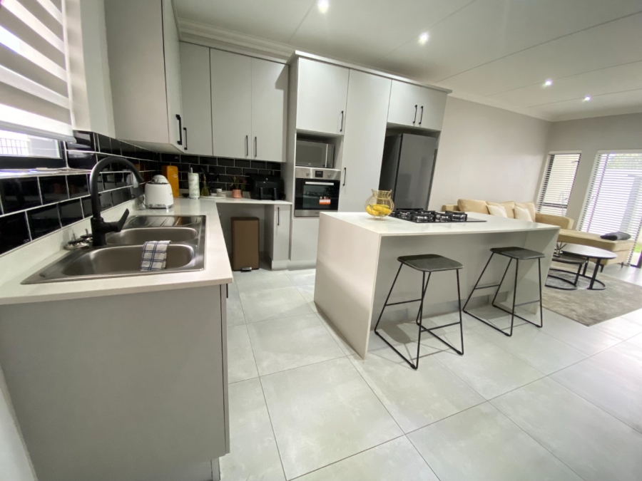 To Let 2 Bedroom Property for Rent in Bryanston Gauteng