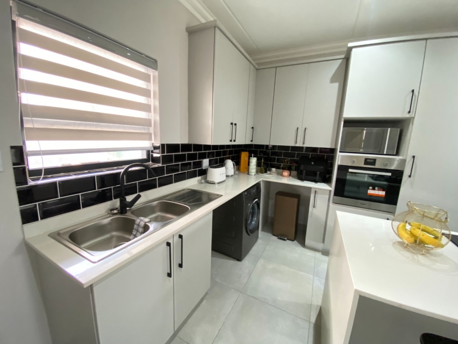 To Let 2 Bedroom Property for Rent in Bryanston Gauteng