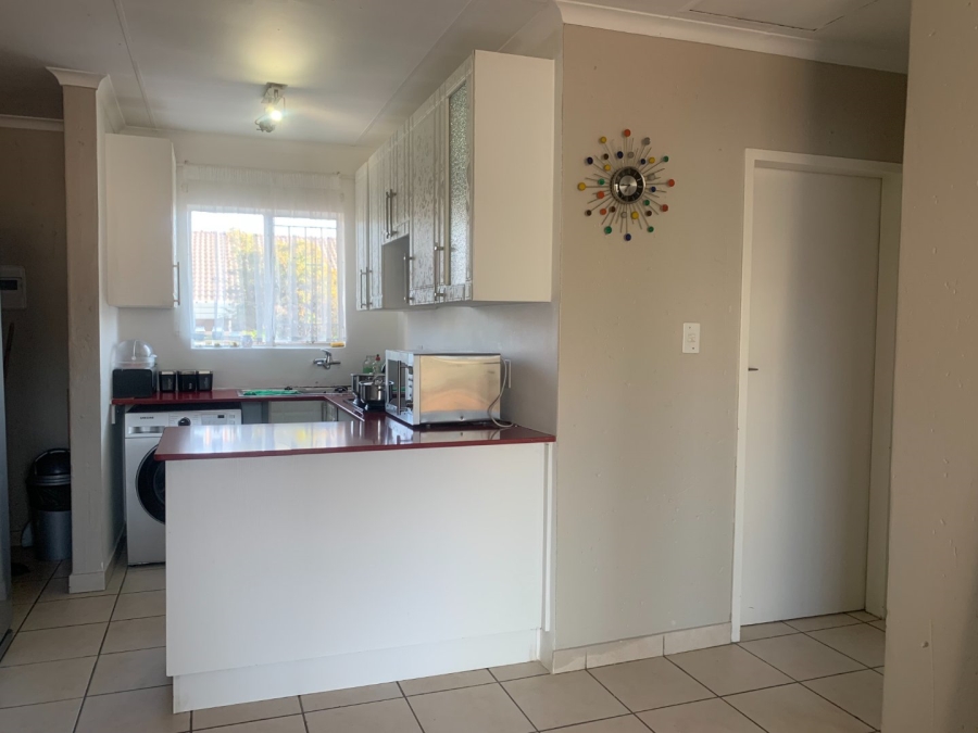To Let 2 Bedroom Property for Rent in Thatchview Gauteng