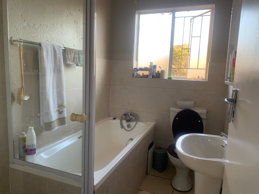 To Let 2 Bedroom Property for Rent in Thatchview Gauteng