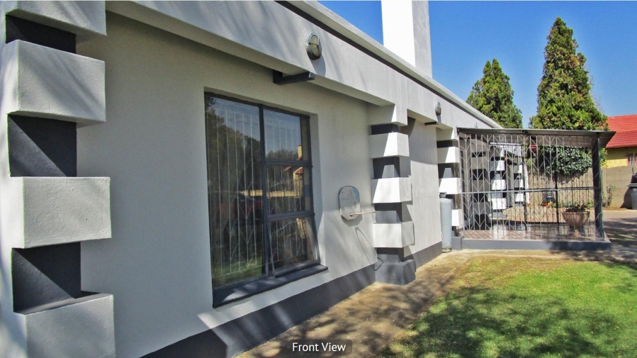 5 Bedroom Property for Sale in Mackenzie Park Gauteng
