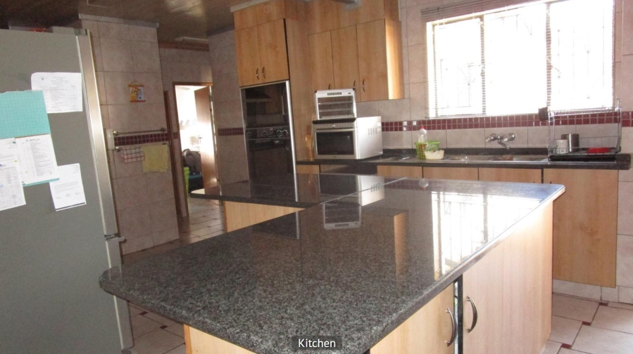 5 Bedroom Property for Sale in Mackenzie Park Gauteng