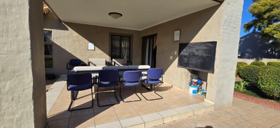 4 Bedroom Property for Sale in Rooihuiskraal North Gauteng