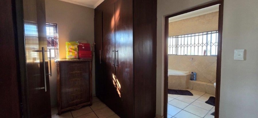 4 Bedroom Property for Sale in Rooihuiskraal North Gauteng