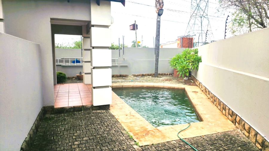 2 Bedroom Property for Sale in Sunninghill Gauteng