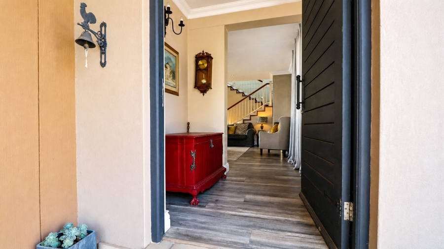 5 Bedroom Property for Sale in Copperleaf Estate Gauteng