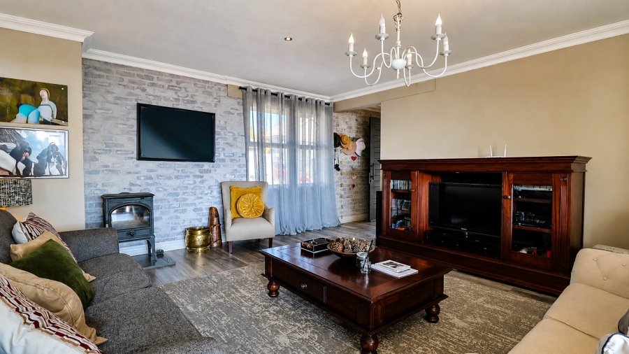 5 Bedroom Property for Sale in Copperleaf Estate Gauteng