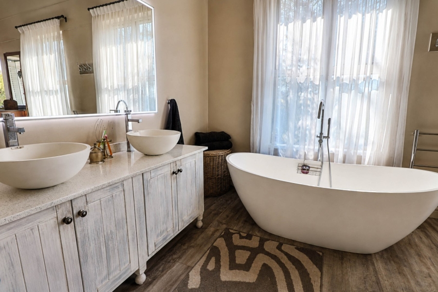 5 Bedroom Property for Sale in Copperleaf Estate Gauteng