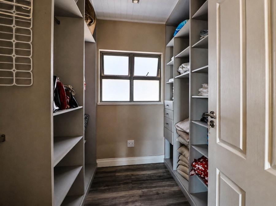5 Bedroom Property for Sale in Copperleaf Estate Gauteng