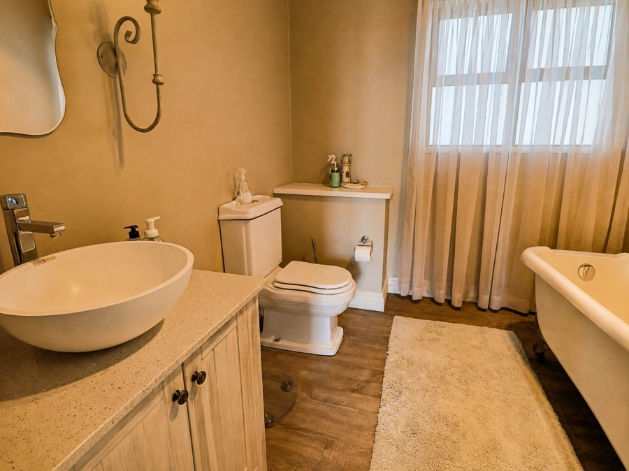 5 Bedroom Property for Sale in Copperleaf Estate Gauteng