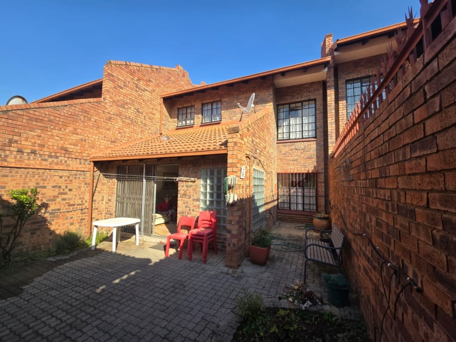 3 Bedroom Property for Sale in Garsfontein Gauteng