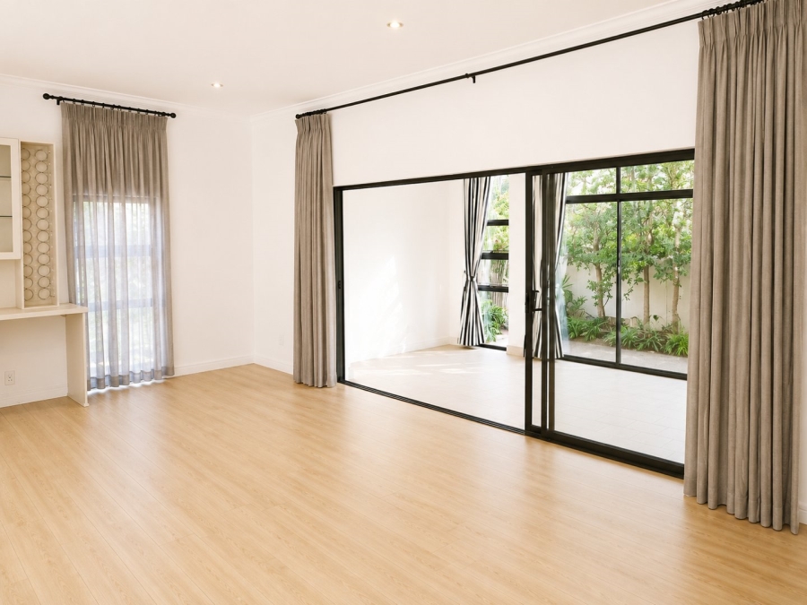 5 Bedroom Property for Sale in Silver Lakes Golf Estate Gauteng