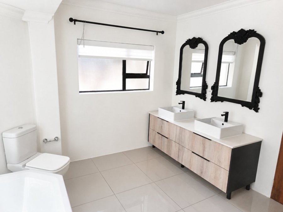 5 Bedroom Property for Sale in Silver Lakes Golf Estate Gauteng
