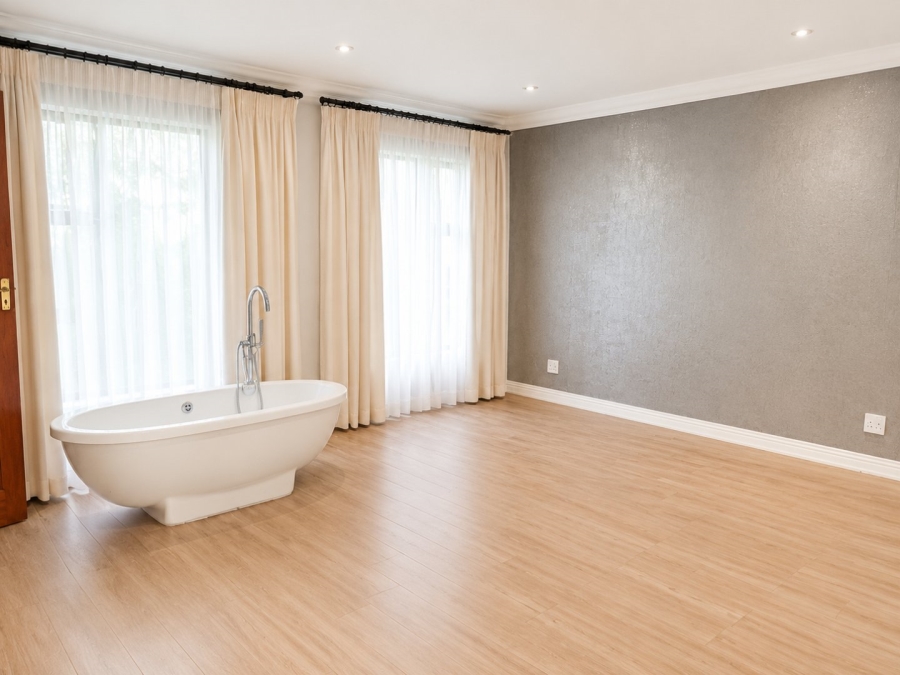 5 Bedroom Property for Sale in Silver Lakes Golf Estate Gauteng