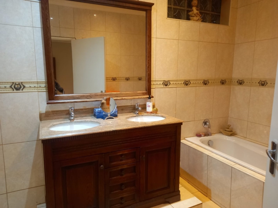 4 Bedroom Property for Sale in Lenasia Ext 5 Gauteng