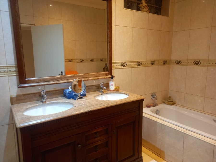 4 Bedroom Property for Sale in Lenasia Ext 5 Gauteng