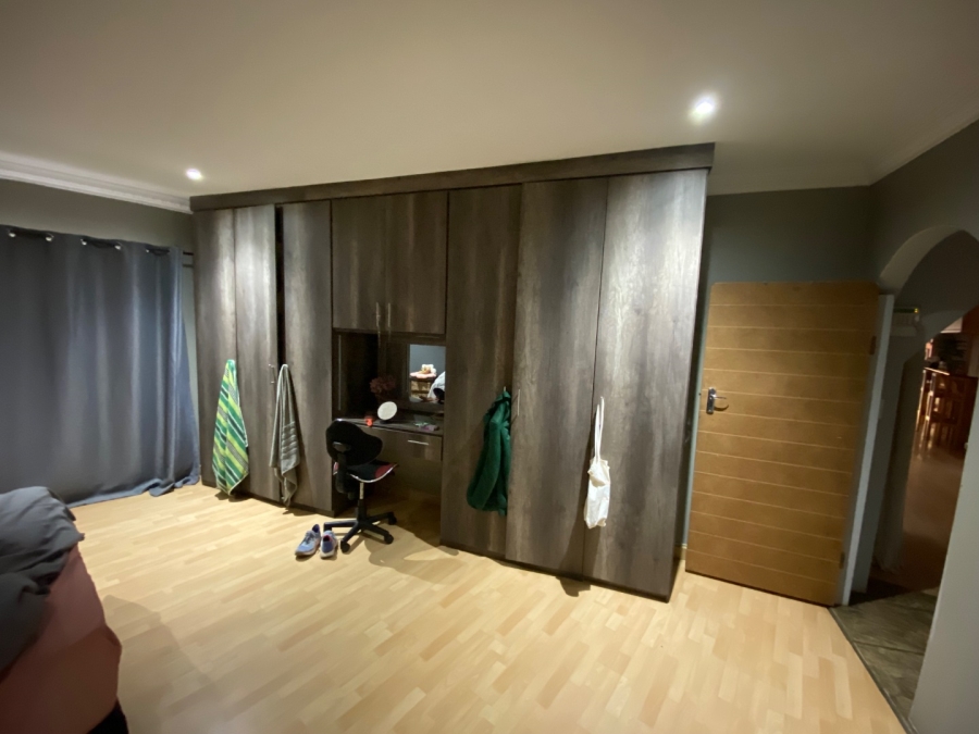 8 Bedroom Property for Sale in Raslouw Gauteng
