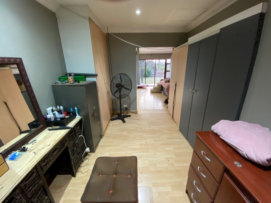 8 Bedroom Property for Sale in Raslouw Gauteng