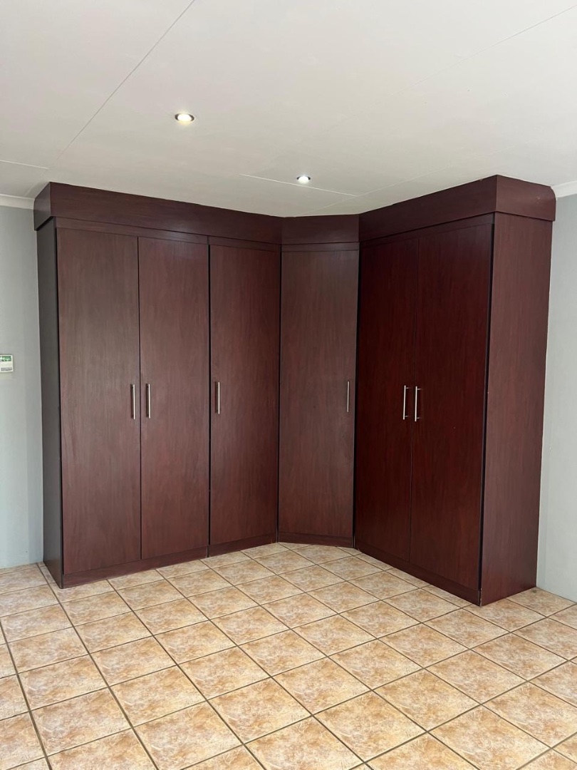 8 Bedroom Property for Sale in Raslouw Gauteng