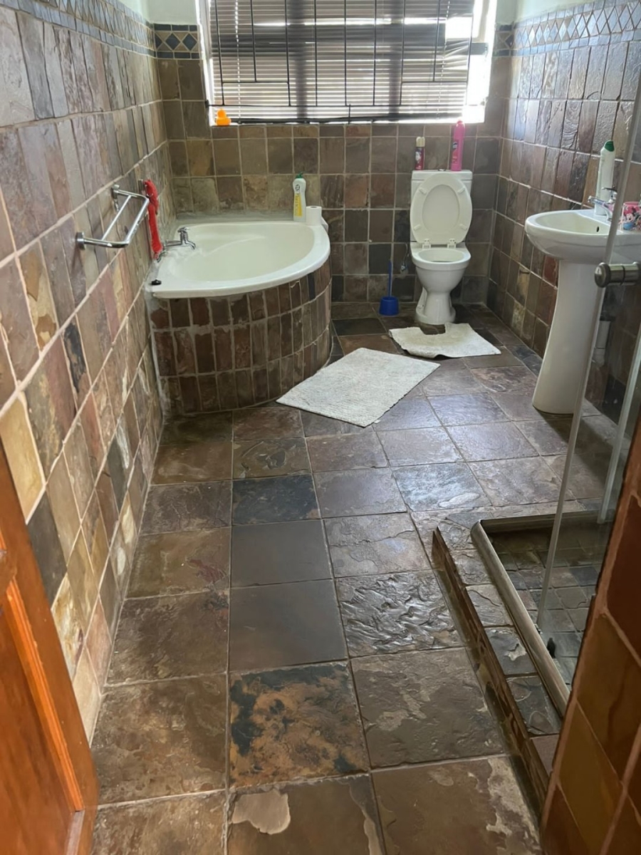 4 Bedroom Property for Sale in Glen Austin Gauteng