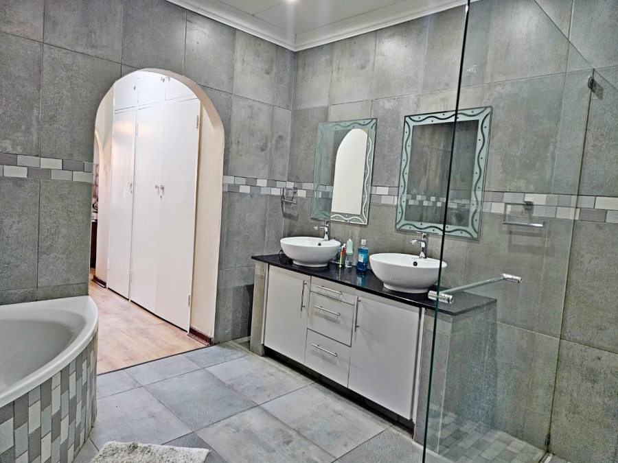 3 Bedroom Property for Sale in Glen Marais Gauteng