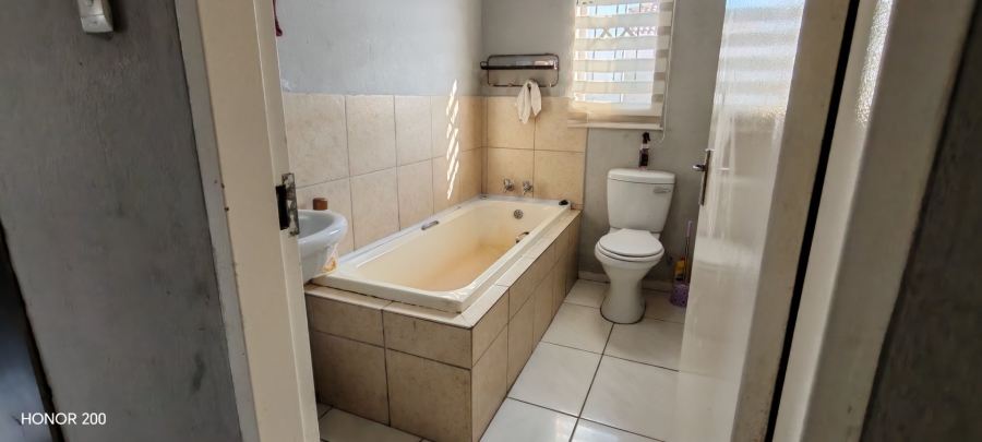 3 Bedroom Property for Sale in Blue Hills Gauteng