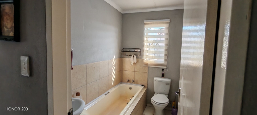 3 Bedroom Property for Sale in Blue Hills Gauteng