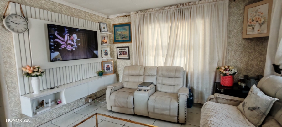 3 Bedroom Property for Sale in Blue Hills Gauteng