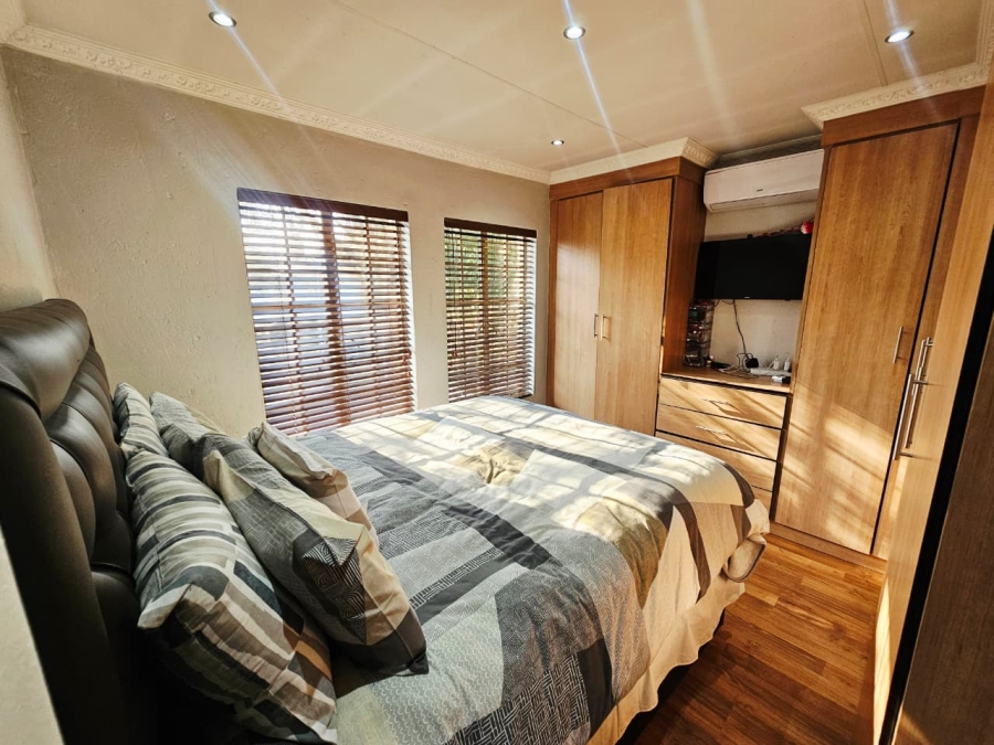 2 Bedroom Property for Sale in Heuwelsig Estate Gauteng