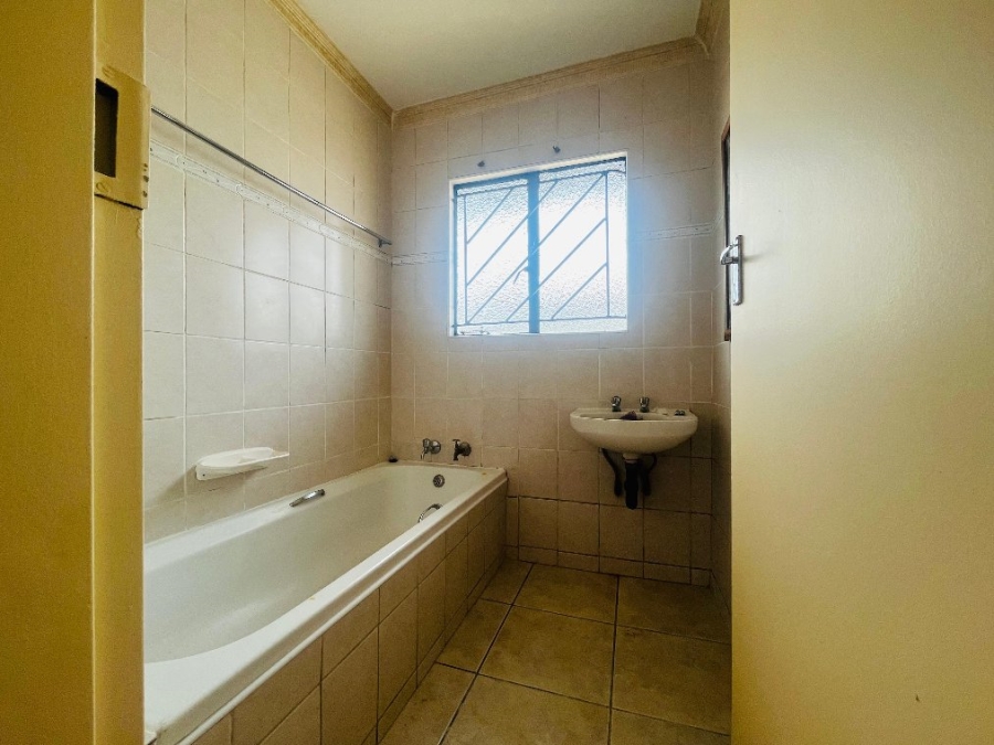 4 Bedroom Property for Sale in Kaalfontein Gauteng
