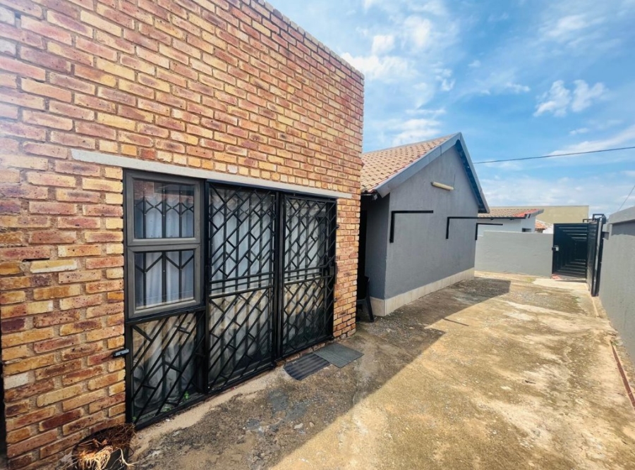 4 Bedroom Property for Sale in Kaalfontein Gauteng