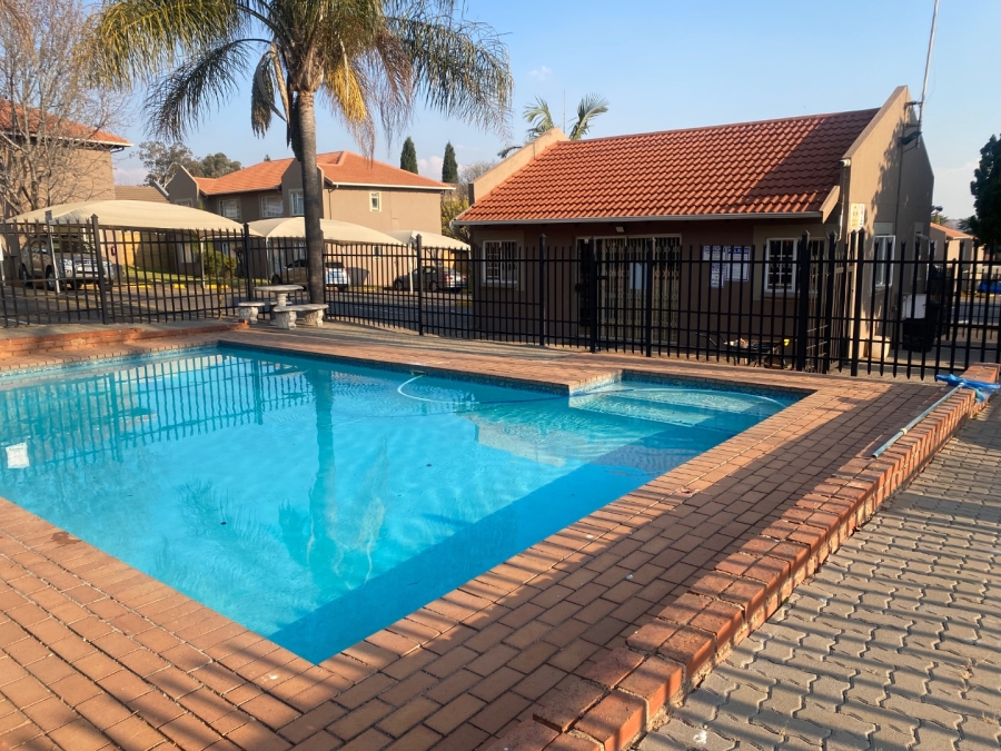 2 Bedroom Property for Sale in Die Hoewes Gauteng