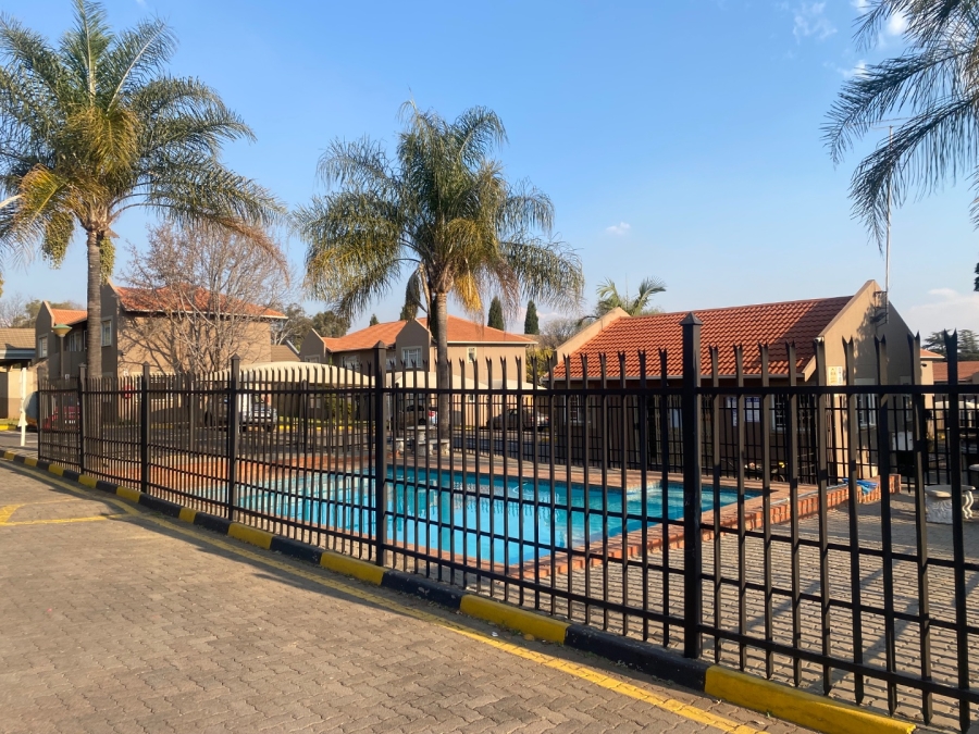2 Bedroom Property for Sale in Die Hoewes Gauteng